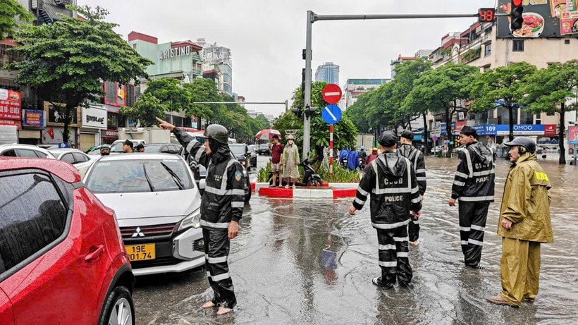 Cảnh sát Cơ động thực hiện nhiệm vụ phân luồng giao thông, hỗ trợ người dân sáng 7/10. (Ảnh: QUỲNH LAN)