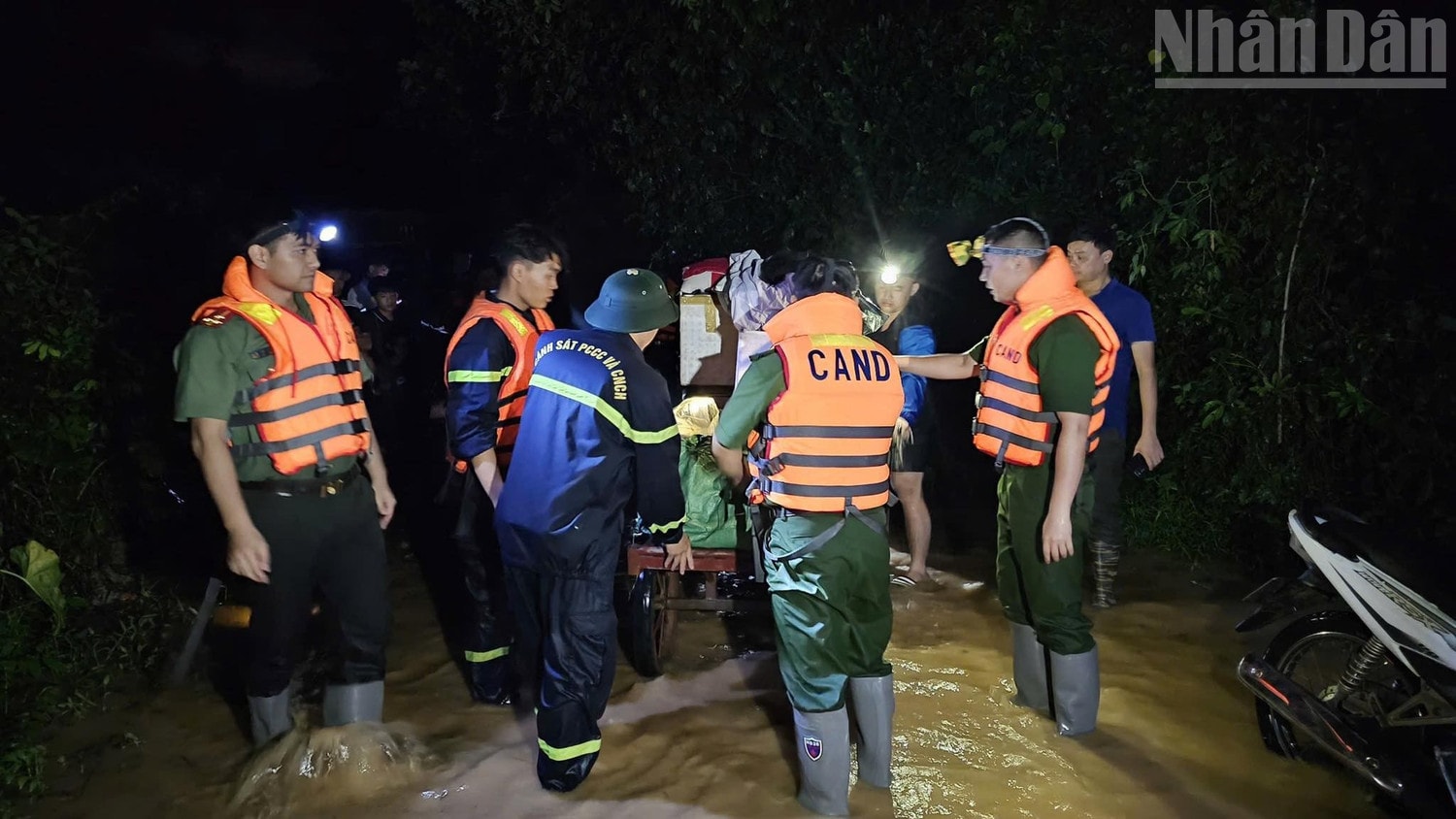 Lực lượng Công an tỉnh Lạng Sơn hỗ trợ người dân di chuyển đồ đạc ngay cả khi đêm tối. ndo_tr_557717987-1111238404459548-5116481340576013514-n.jpg