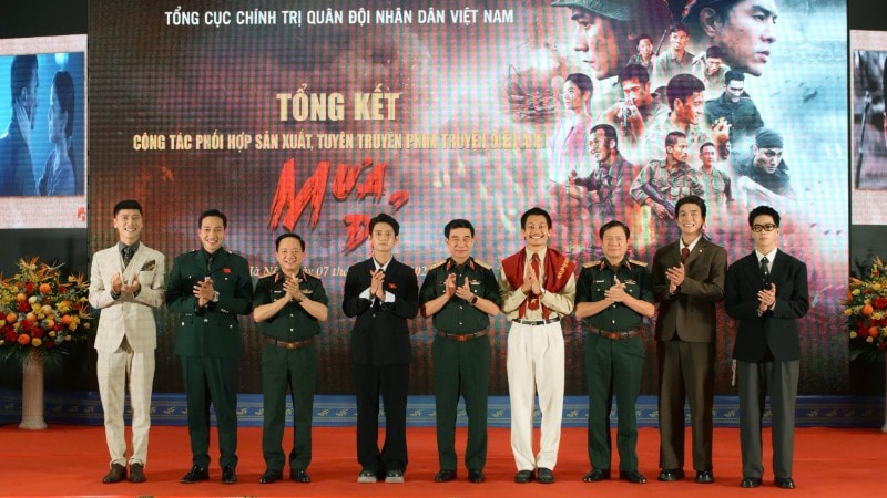 Đại tướng Phan Văn Giang cùng các đại biểu chúc mừng đội ngũ diễn viên trẻ trong phim