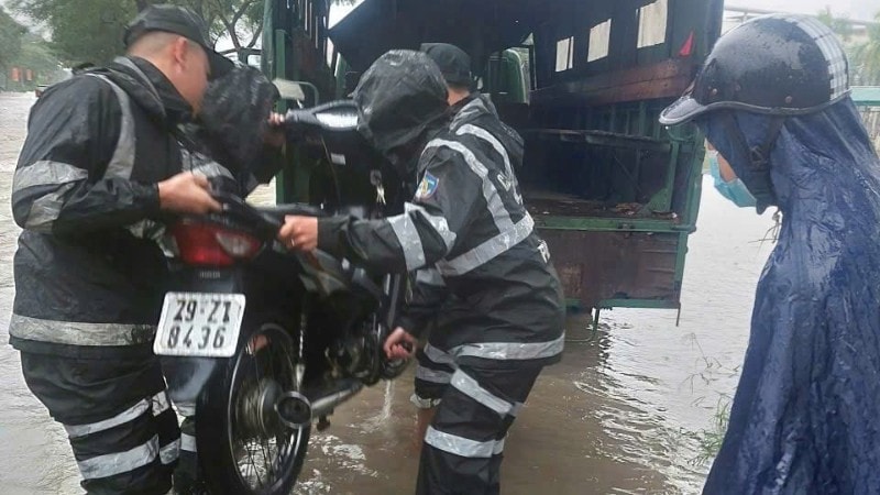 Cảnh sát Cơ động dùng xe chuyên dụng giúp người dân di chuyển phương tiện bị chết máy. gen-h-z7090964113473-3682e2b989a2af590d55b7dbb4fb9be5-5487.jpg