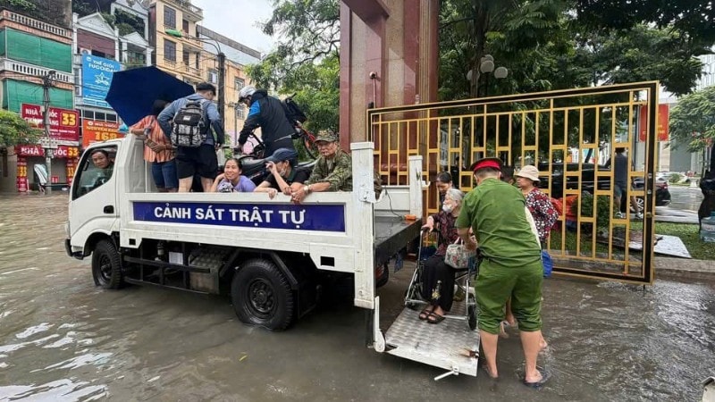 Cảnh sát trật tự sử dụng xe chuyên dụng hỗ trợ nhân dân di chuyển qua nhiều tuyến đường ngập sâu. gen-n-z7091010851964-76dec39b2485efa042064d075b3c9f57-9857.jpg