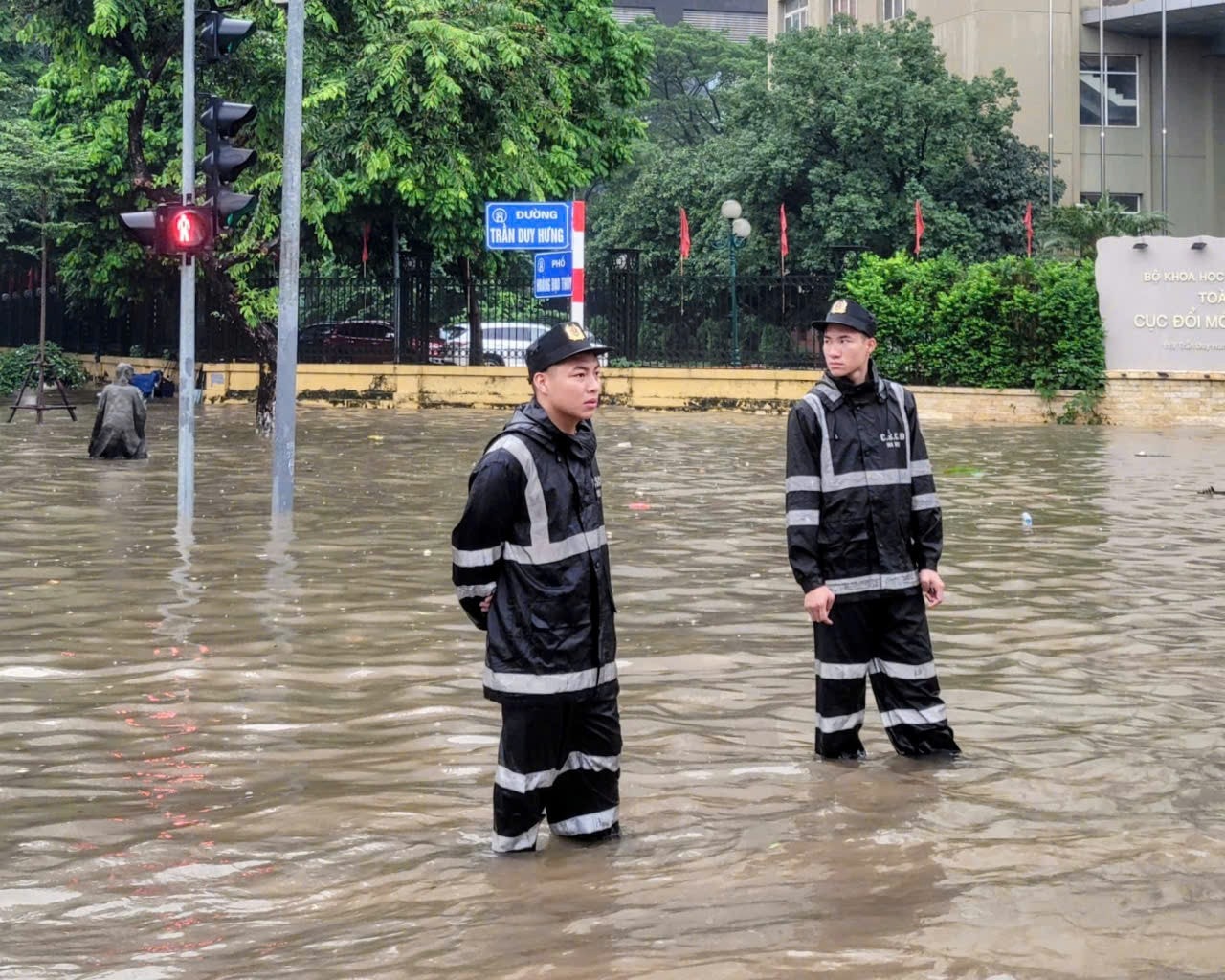 Cảnh sát Cơ động chốt chặn tại các khu vực nước sâu để cảnh báo người dân. (Ảnh: QUỲNH LAN) z7090255339166-d7a7ca6fb724cb77a7f7ac608139621f.jpg