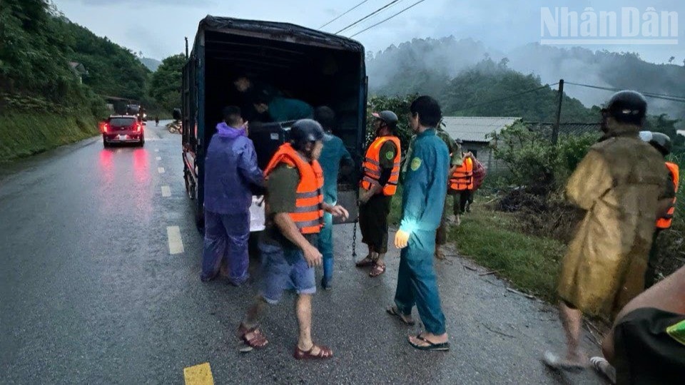 Công an xã Tân Tiến, tỉnh Lạng Sơn hỗ trợ người dân có nguy cơ bị ảnh hưởng bởi sự cố vỡ đập di chuyển tài sản đến nơi an toàn. ndo_tr_557798177-1111226594460729-8787773163427482723-n-7703.jpg
