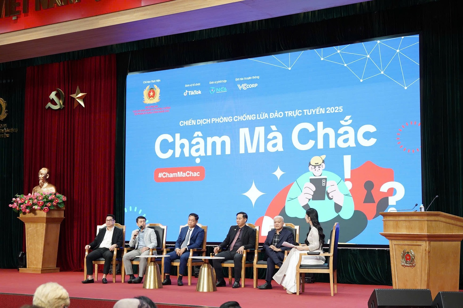 Các chuyên gia trả lời báo chí, truyền thông. z7115130055107-b6b8e3c8560a7a9898c00e2b0dadc8cd.jpg