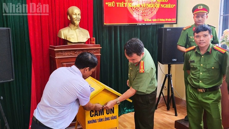 Cán bộ, chiến sĩ công an cùng các đại biểu tham gia quyên góp. ndo_tl_a1-4778.jpg