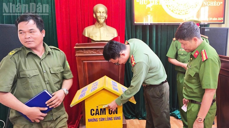 Cán bộ, chiến sĩ Công an xã, lực lượng an ninh trật tự ở cơ sở tham gia quyên góp. ndo_tl_a3-7229.jpg