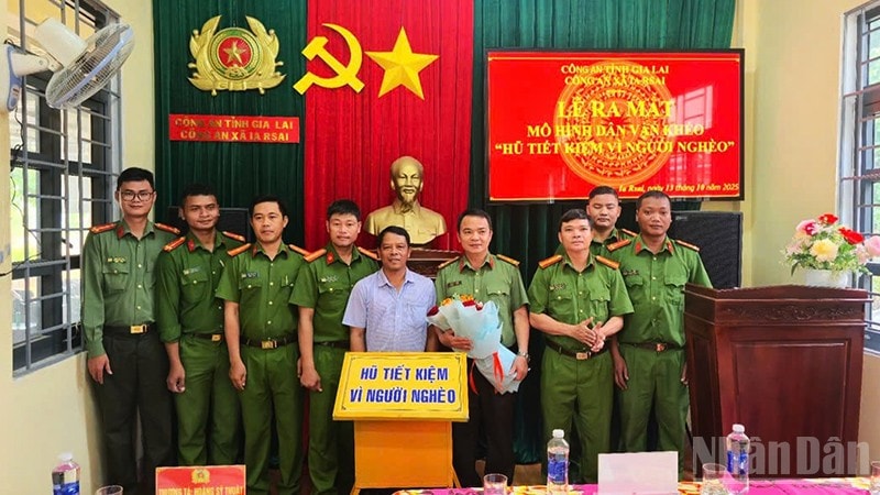 Lãnh đạo xã Ia Rsai chúc mừng Công an xã Rsai ra mắt mô hình