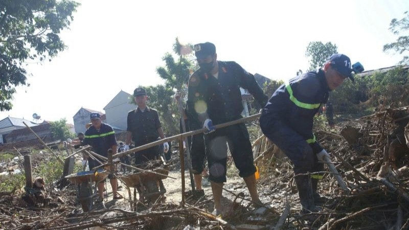 Trời nắng to khiến công tác dọn dẹp gặp không ít khó khăn. z7125682091380-e11738bd41d45c0e4f5500b46d9a61ab-1667.jpg