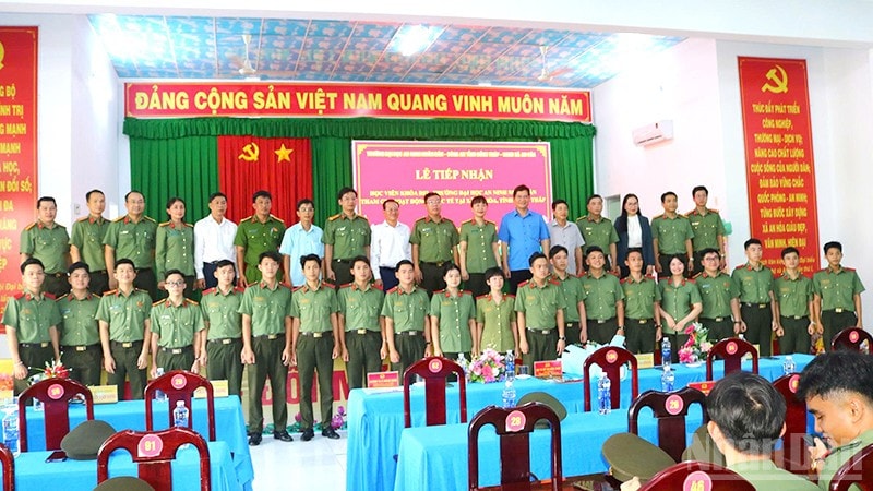 Lãnh đạo Công an tỉnh Đồng Tháp, Trường đại học An ninh nhân dân, chính quyền địa phương và học viên tại buổi lễ tiếp nhận học viên khóa D32 tham gia hoạt động thực tế. ndo_br_annd3.jpg