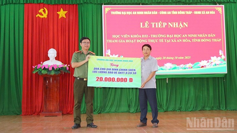 Tặng quà các gia đình chính sách, lực lượng bảo vệ an ninh trật tự ở cơ sở. ndo_br_annd2.jpg