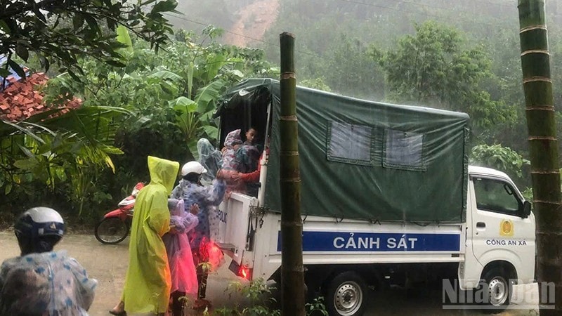 Công an xã Trà Leng tổ chức di dời người dân đến nơi an toàn. ndo_br_1.jpg