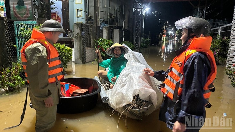 Công an xã Thượng Đức hỗ trợ người dân di dời đến nơi an toàn. ndo_br_dslkdsdsd.jpg