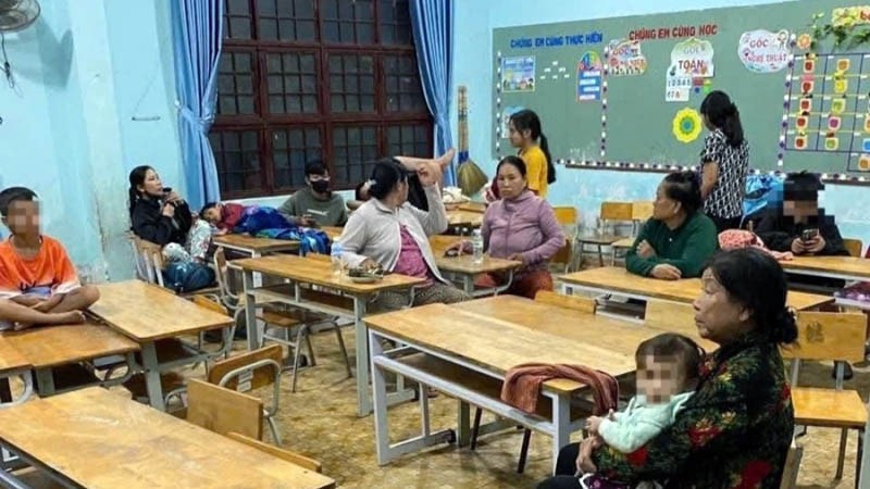 Nhiều người dân trong khu vực bị ngập được di dời tới nơi an toàn. 5.jpg