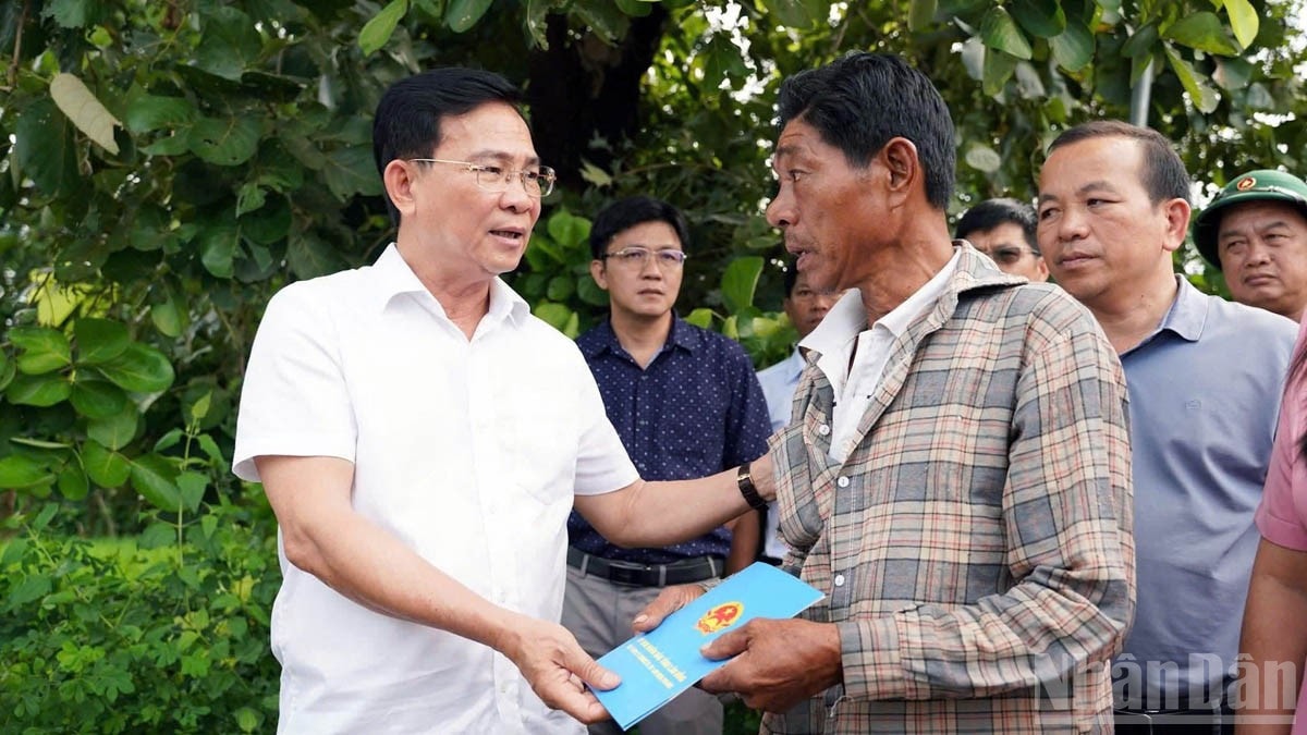 Phó Bí thư Tỉnh ủy, Chủ tịch Ủy ban nhân dân tỉnh Lâm Đồng Hồ Văn Mười chia sẻ với người dân bị ảnh hưởng do ngập lụt. ndo_br_4.jpg