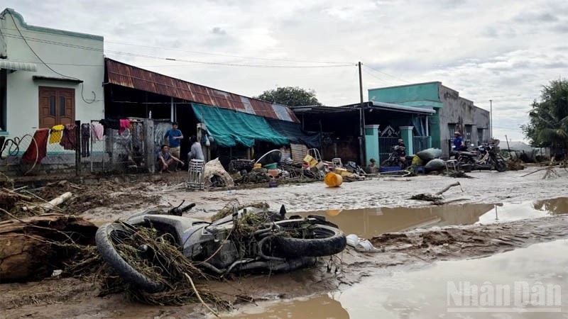 Những ngôi nhà bị ngập bùn, khung cảnh ngổn ngang sau nước lũ rút. ndo_br_7.jpg