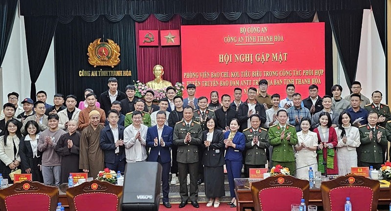 Lãnh đạo Công an tỉnh Thanh Hóa với người có ảnh hưởng trên không gian mạng tiêu biểu.