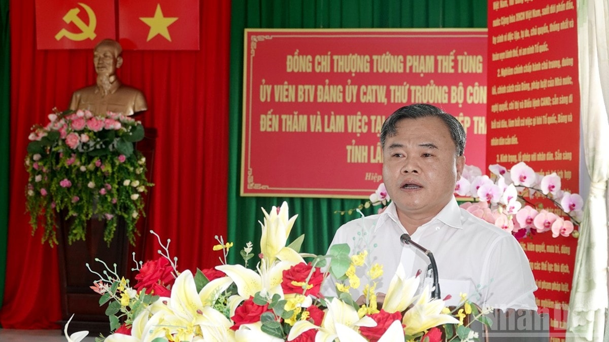 Bí thư Đảng ủy xã Hiệp Thạnh Lê Nguyên Hoàng phát biểu tại buổi làm việc. ndo_br_4.jpg