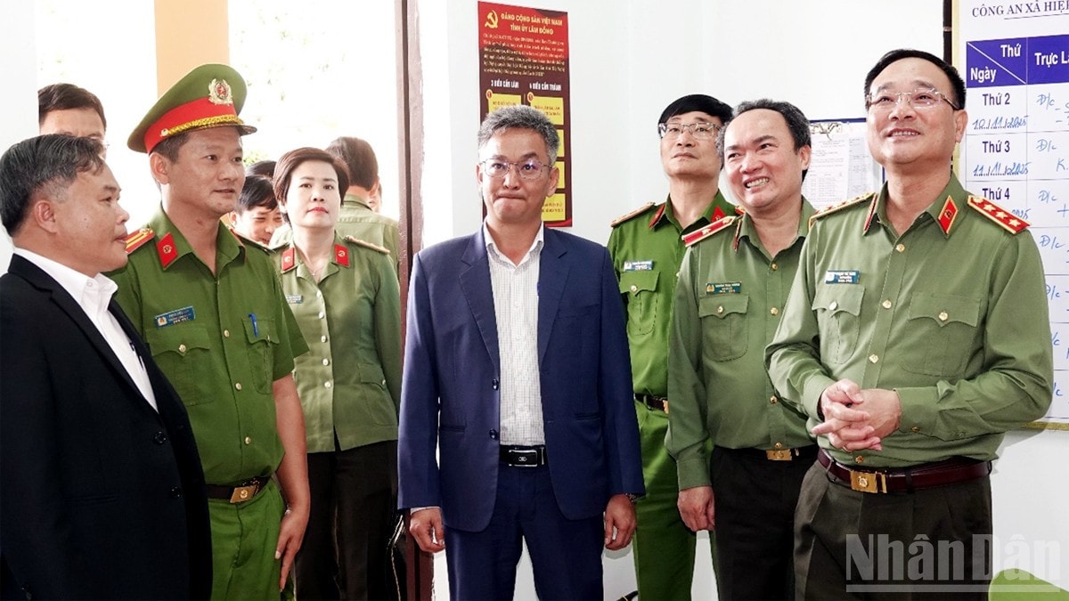 Thượng tướng Phạm Thế Tùng tham quan nơi làm việc và hệ thống cơ sở vật chất Công an xã Hiệp Thạnh. ndo_br_8.jpg