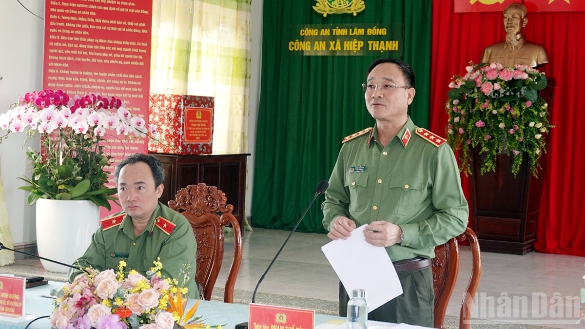 Thứ trưởng Phạm Thế Tùng đánh giá cao tinh thần trách nhiệm và nỗ lực của tập thể Công an xã Hiệp Thạnh trong thời gian qua. ndo_br_5.jpg