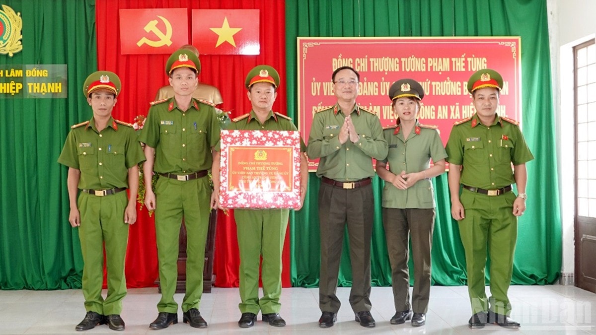 Thượng tướng Phạm Thế Tùng trao quà tặng tập thể cán bộ, chiến sĩ Công an xã Hiệp Thạnh. ndo_br_7.jpg