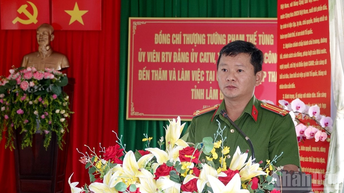 Trung tá Phan Hữu Sơn, Trưởng Công an xã Hiệp Thạnh báo cáo tại buổi làm việc. ndo_br_3.jpg