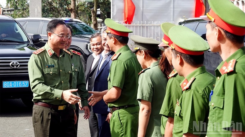 Thượng tướng Phạm Thế Tùng, Thứ trưởng Công an và Đoàn công tác thăm và làm việc tại Công an xã Hiệp Thạnh, tỉnh Lâm Đồng.