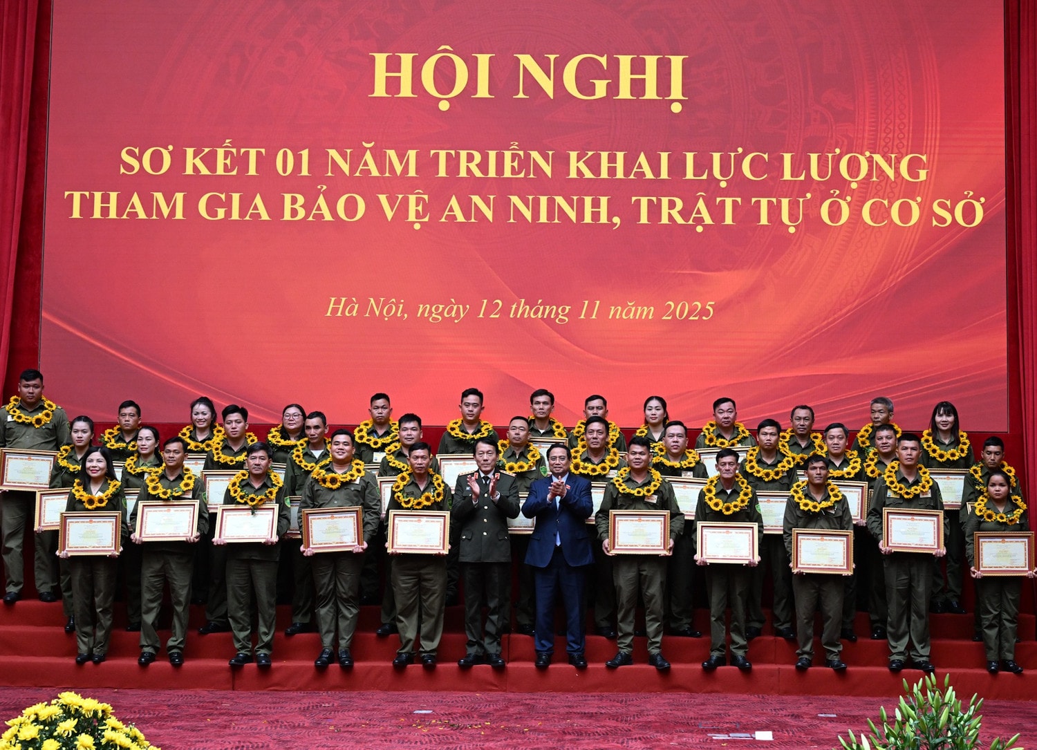 Thủ tướng Phạm Minh Chính và Đại tướng Lương Tam Quang, Bộ trưởng Công an tuyên dương các tập thể có thành tích xuất sắc trong phong trào bảo vệ an ninh, trật tự ở cơ sở. dsc-2548.jpg