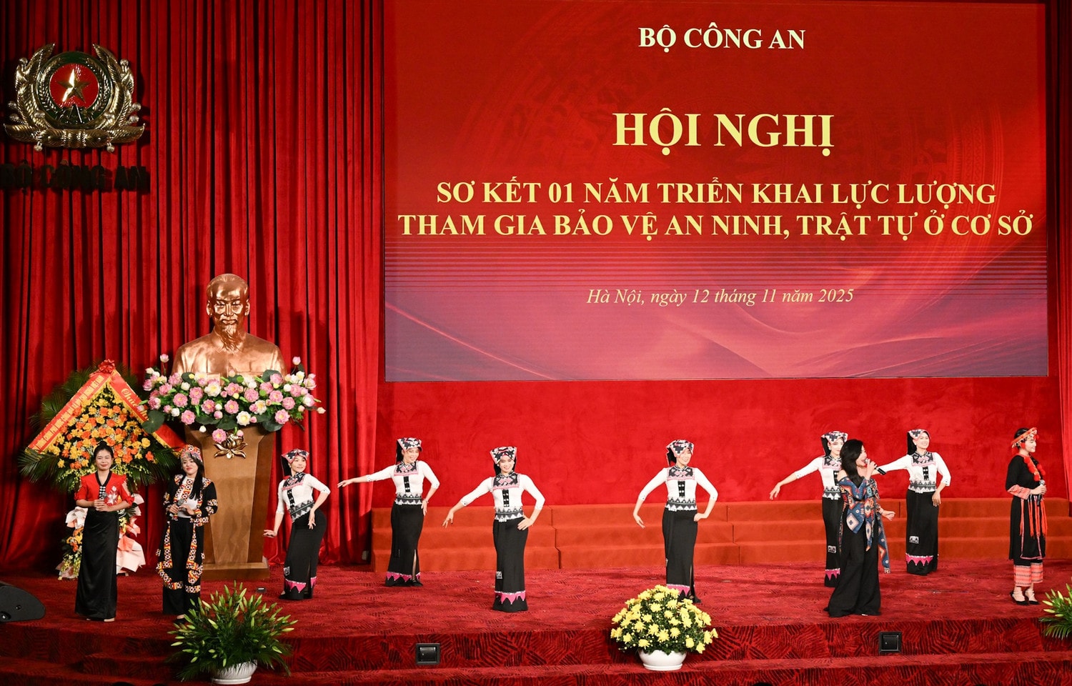 Chương trình biểu diễn nghệ thuật chào mừng hội nghị. dsc-2401.jpg