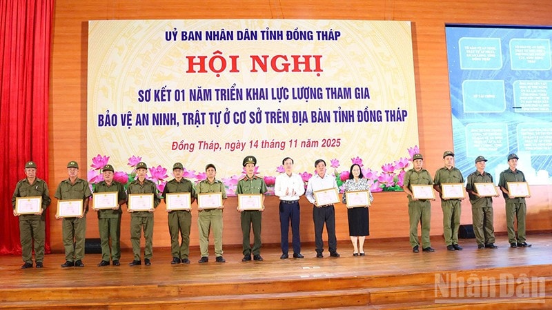 Chủ tịch Ủy ban nhân dân tỉnh Đồng Tháp Trần Trí Quang trao Bằng khen tặng các tập thể, cá nhân.