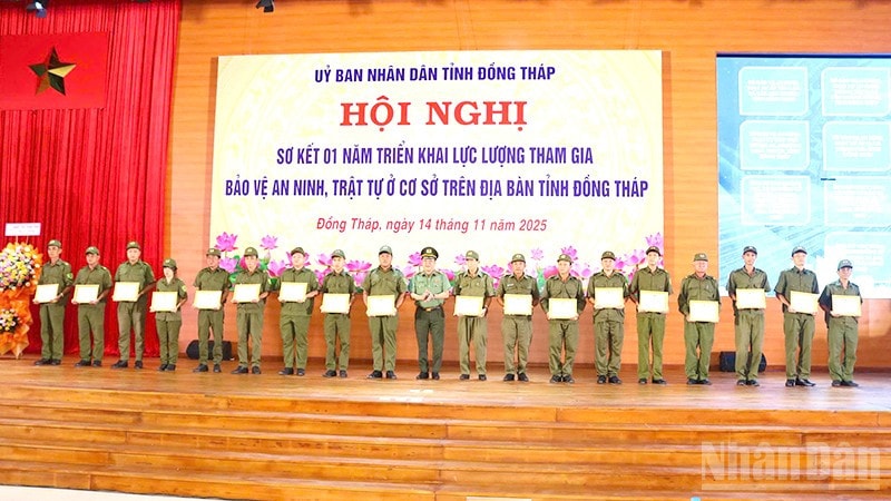 Thiếu tướng Lâm Phước Nguyên, Giám đốc Công an tỉnh Đồng Tháp trao giấy khen tặng các tập thể, cá nhân. ndo_br_sk3.jpg