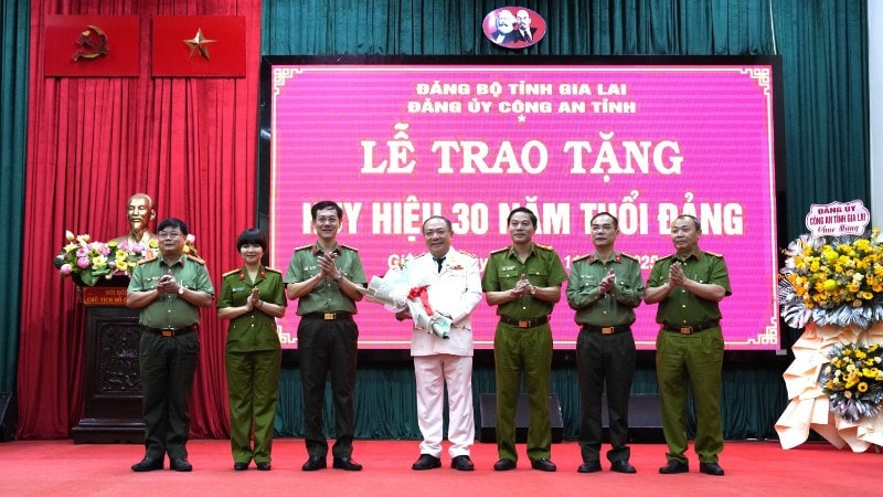 Tập thể lãnh đạo Công an tỉnh Gia Lai tặng hoa chúc mừng đồng chí Lê Quang Nhân. 4-40-5694.jpg