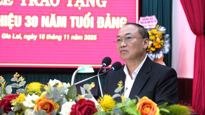 Bí thư Tỉnh ủy Gia Lai Thái Đại Ngọc biểu dương, ghi nhận những thành tích xuất sắc của Thiếu tướng Lê Quang Nhân. 5-34-1065.jpg