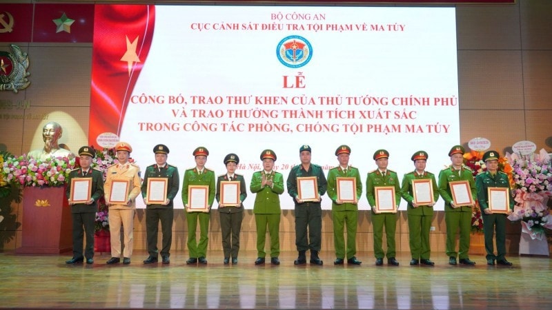 Thứ trưởng Nguyễn Văn Long trao quyết định khen thưởng của Bộ trưởng Công an tặng các tập thể xuất sắc trong đấu tranh các chuyên án. tt2-1763639670210-6674.jpg