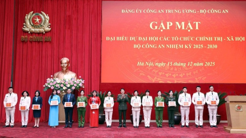 Bộ trưởng Lương Tam Quang tặng quà 15 đại biểu đại diện các đoàn đại biểu dự Đại hội các tổ chức chính trị-xã hội tại buổi gặp mặt. 