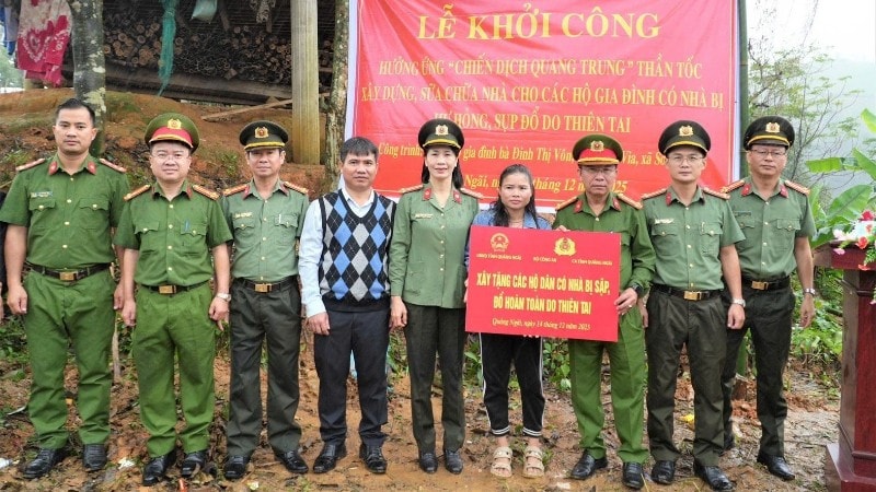 Công an tỉnh Quảng Ngãi khởi công xây dựng nhà cho gia đình bà Đinh Thị Vôn ở thôn Tan Via, xã Sơn Tây. (Ảnh: QUANG THÀNH)