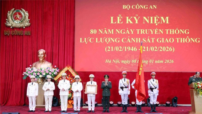 Đại tướng Lương Tam Quang trao tặng Huân chương Quân công hạng Nhất cho lực lượng Cảnh sát giao thông.