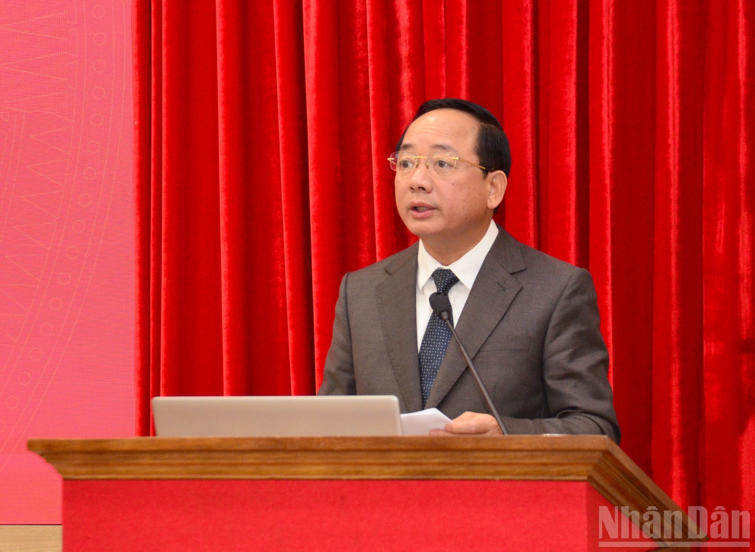 Đồng chí Trịnh Văn Quyết, Bí thư Trung ương Đảng, Trưởng Ban Tuyên giáo và Dân vận Trung ương phát biểu khai mạc hội thảo. (Ảnh: PHẠM CƯỜNG) ndo_br_phat-bieu-khai-mac.jpg