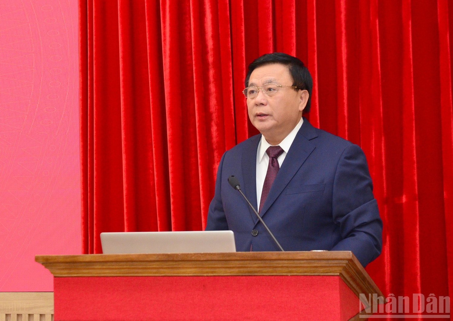 Giáo sư, Tiến sĩ Nguyễn Xuân Thắng, Ủy viên Bộ Chính trị, Giám đốc Học viện Chính trị quốc gia Hồ Chí Minh, Chủ tịch Hội đồng Lý luận Trung ương phát biểu đề dẫn hội thảo. (Ảnh: PHẠM CƯỜNG) ndo_br_giam-doc-phat-bieu.jpg