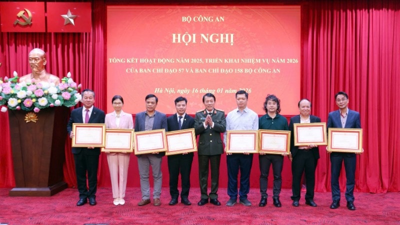 Bộ trưởng Lương Tam Quang trao Bằng khen của Bộ Công an tặng các tập thể, cá nhân có thành tích xuất sắc.