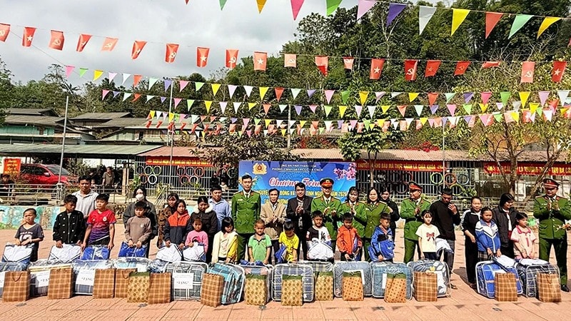 Những phần quà chan chứa yêu thương được trao tặng tới học sinh xã Mường Chanh, tỉnh Thanh Hóa.