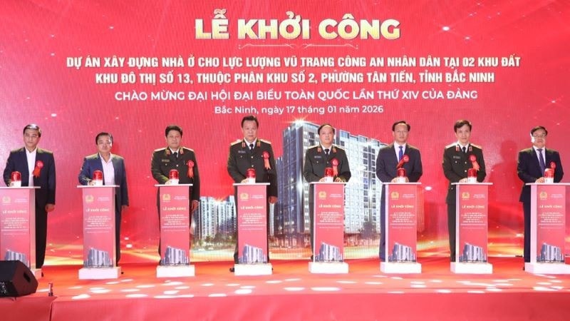 Các đại biểu nhấn nút khởi công dự án.