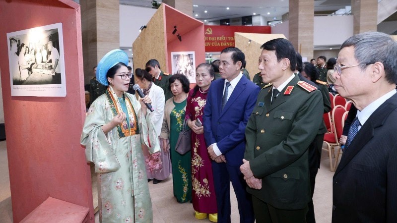 Đại biểu tham quan triển lãm. z7443361820289-65c3bb4dd09600ea8031c7ff26848a7b-5098.jpg