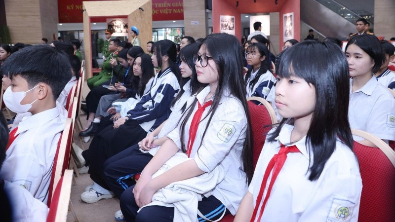 Học sinh Thủ đô tham dự khai mạc và tham quan triển lãm. z7443361595186-396ffc399cb166373dcc3647bec658ab-5919.jpg