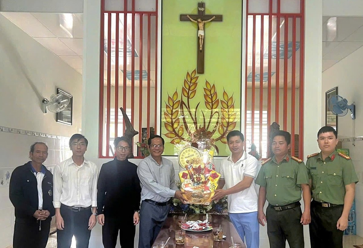 Thăm hỏi, tặng quà các điểm sinh hoạt tôn giáo trên địa bàn. mo-hinh-giao-xu-binh-yen-o-dak-pxi-quang-ngai-5.jpg