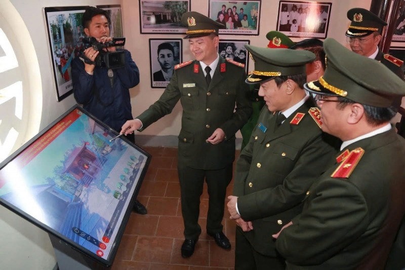 Bộ trưởng Lương Tam Quang cùng các đại biểu tại Nhà tưởng niệm đồng chí Trần Quốc Hoàn, xã Thiên Nhẫn, tỉnh Nghệ An. bt-2-1769126352571.jpg