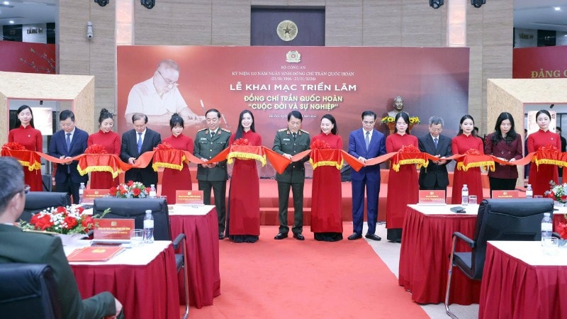 Đại tướng Lương Tam Quang cùng các đại biểu cắt băng khai mạc triển lãm z7443361639565-f40092d14c7ca2a66c2d2ffcfe7613a0-9635.jpg