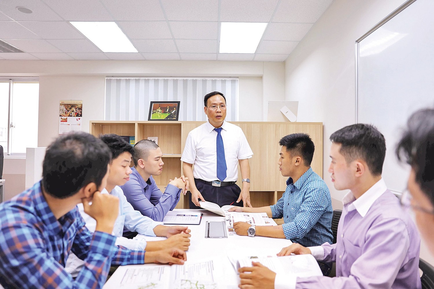 Giáo sư Nguyễn Đình Đức trao đổi với học trò. nguoi-gop-phan-ghi-danh-04.jpg