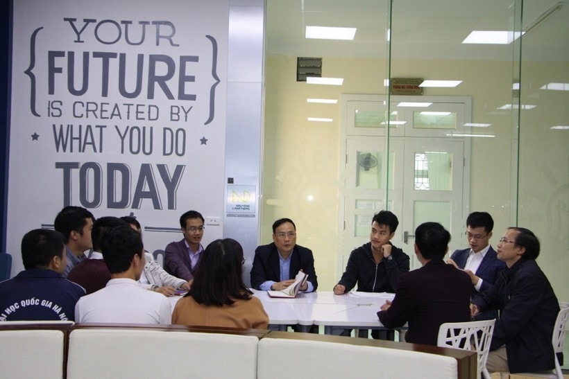 Giáo sư, Tiến sĩ Khoa học Nguyễn Đình Đức (ở giữa) cùng các nghiên cứu viên. giao-su-tien-si-khoa-hoc-nguyen-dinh-duc-o-giua-cung-cac-nghien-cuu-vien-nguon-nhan-dan.jpg