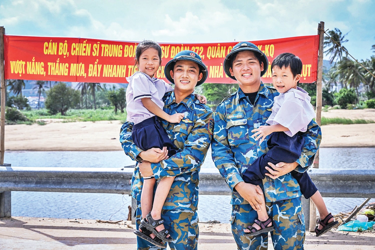 Niềm vui quân dân trong z7413105224403-206f61f543f26b3f98375537ccd71c45.jpg