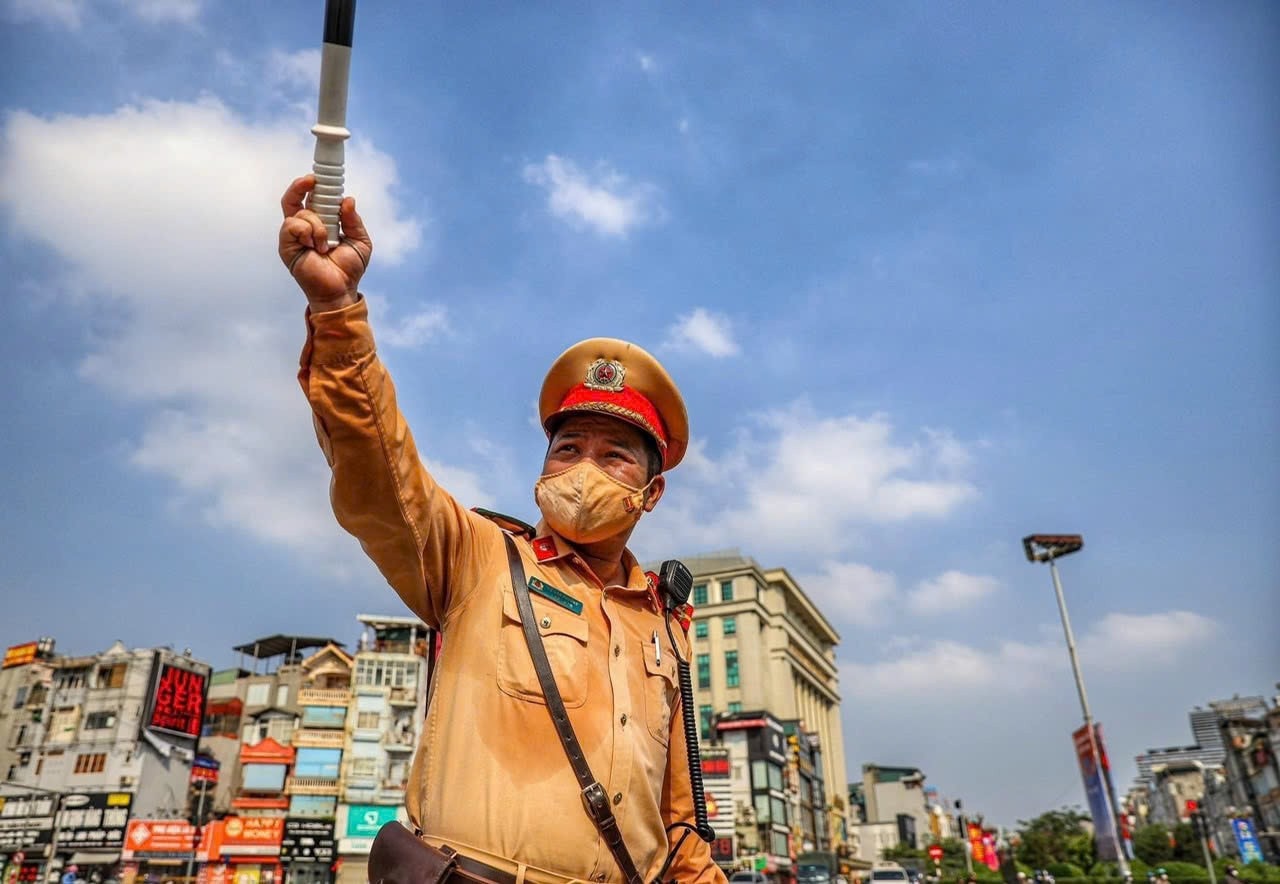 Cảnh sát giao thông Hà Nội tổ chức phân luồng giao thông. z7497390968319-68a912a0628eed3472337038f90cc275.jpg